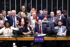 Câmara aprova, em dois turnos, PEC pelo fim da escala 6 por 1