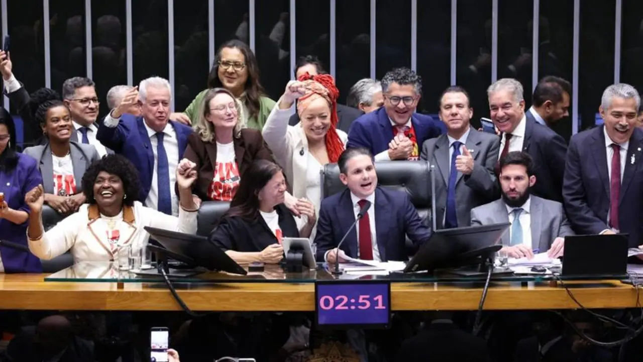 Câmara aprova, em dois turnos, PEC pelo fim da escala 6 por 1