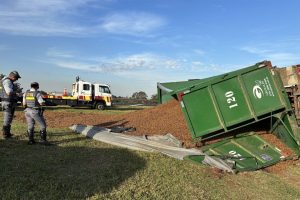 Caminhão tomba e deixa motorista ferido em alça de acesso à Anhanguera, em Limeira
