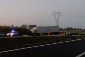 Caminhoneiro morre após colisão traseira na Rodovia dos Bandeirantes, em Limeira