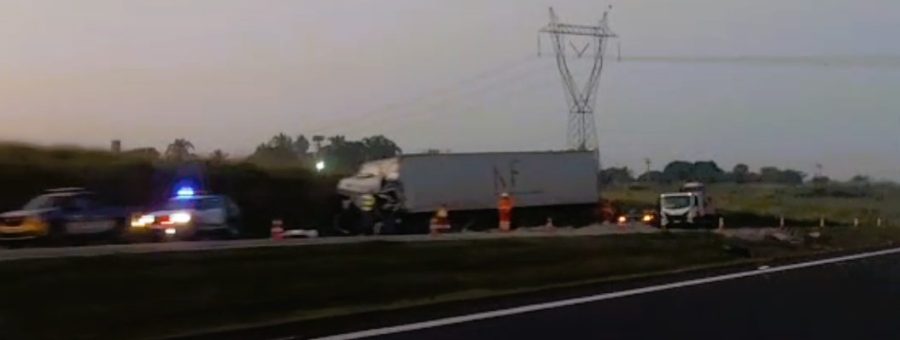 Caminhoneiro morre após colisão traseira na Rodovia dos Bandeirantes, em Limeira
