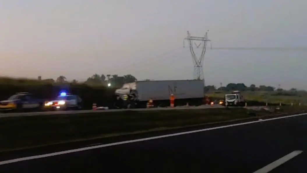 Caminhoneiro morre após colisão traseira na Rodovia dos Bandeirantes, em Limeira