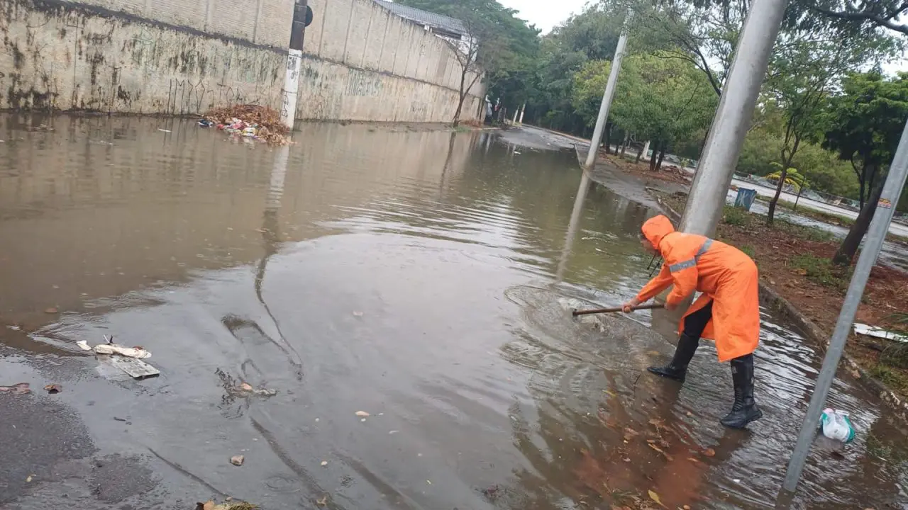 Chuva deixa pontos de alagamento em Limeira