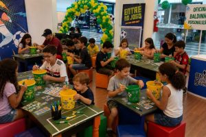 Crianças personalizam baldinhos e copos para a Copa no Pátio Limeira Shopping