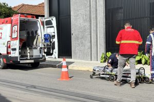 Trabalhador é socorrido pelo SAMU após cair de escada durante atendimento