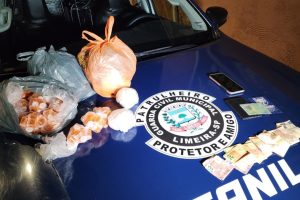 GCM encontra carro abandonado com mais de 700 porções de drogas no Ernesto Kuhl, em Limeira