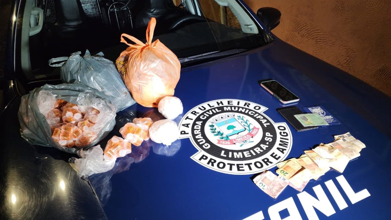 GCM encontra carro abandonado com mais de 700 porções de drogas no Ernesto Kuhl, em Limeira