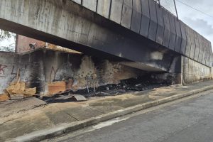 Incêndio destrói barraco instalado embaixo de passarela da antiga União, em Limeira