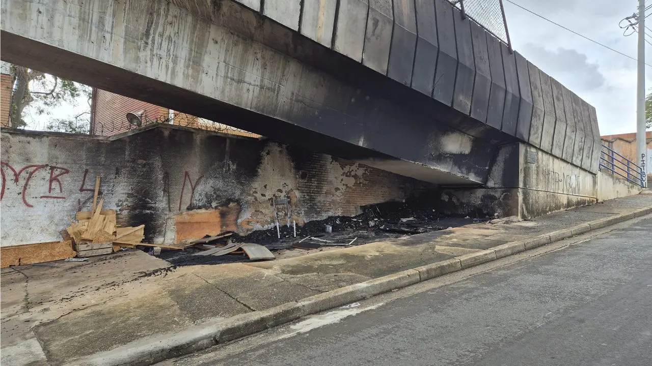 Incêndio destrói barraco instalado embaixo de passarela da antiga União, em Limeira