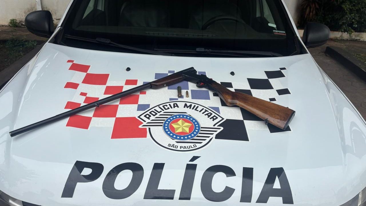 Jovem é preso após PM encontrar espingarda e munições em casa no Jd. Anhanguera, em Limeira