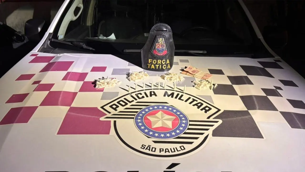 Jovem é preso com mais de 100 porções de cocaína escondidas em pneu no Abílio Pedro, em Limeira