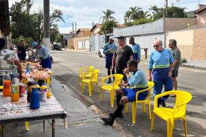 Moradores organizam café da manhã para coletores de lixo em Limeira