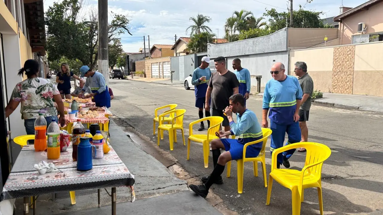 Moradores organizam café da manhã para coletores de lixo em Limeira