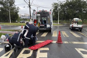 Motociclista fica ferida após cair na Av. Costa e Silva, em Limeira