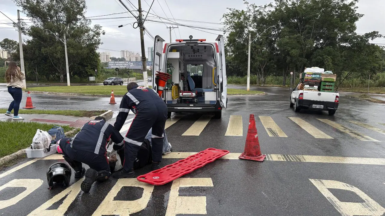 Motociclista fica ferida após cair na Av. Costa e Silva, em Limeira
