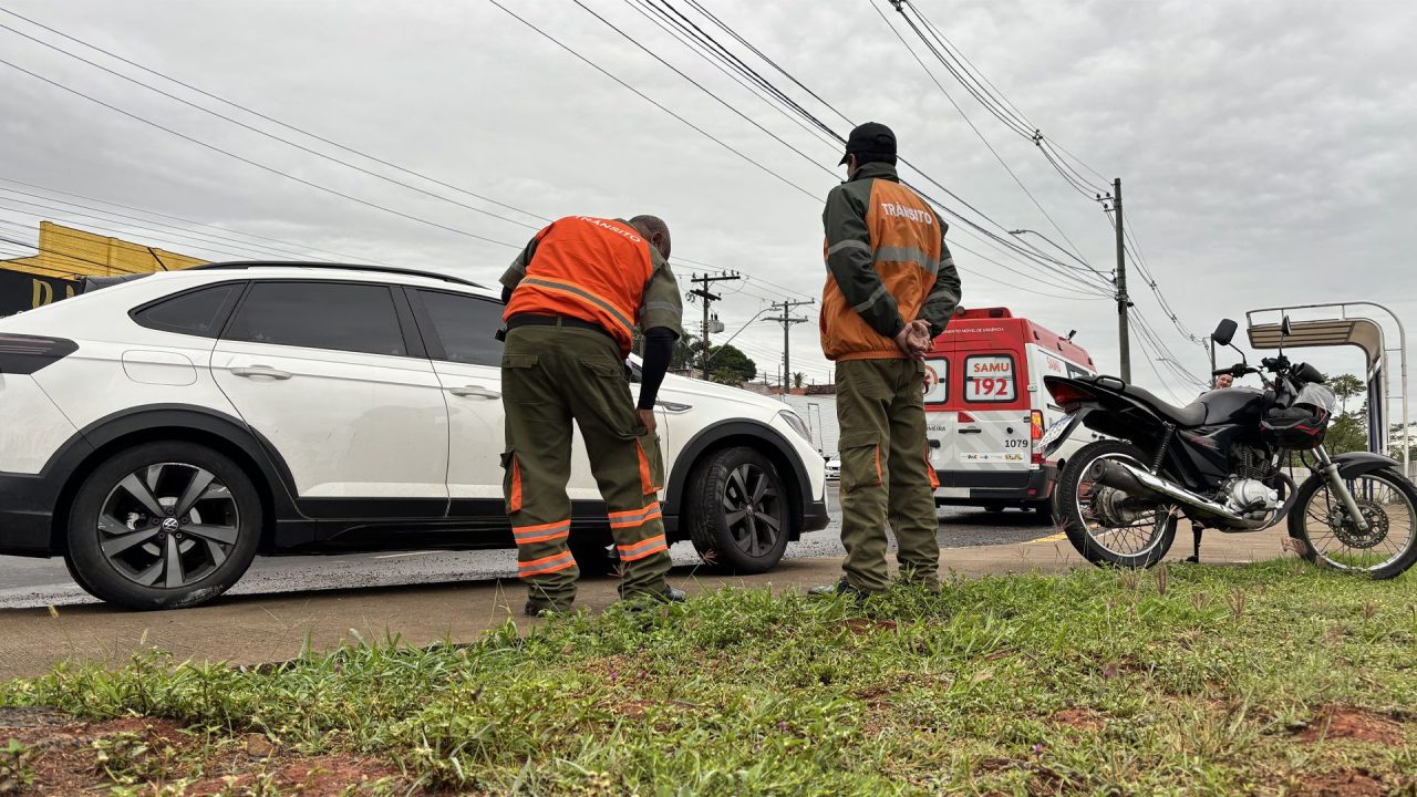 Motociclista fica ferido após colisão com carro na Via Antônio Cruãnes Filho, em Limeira