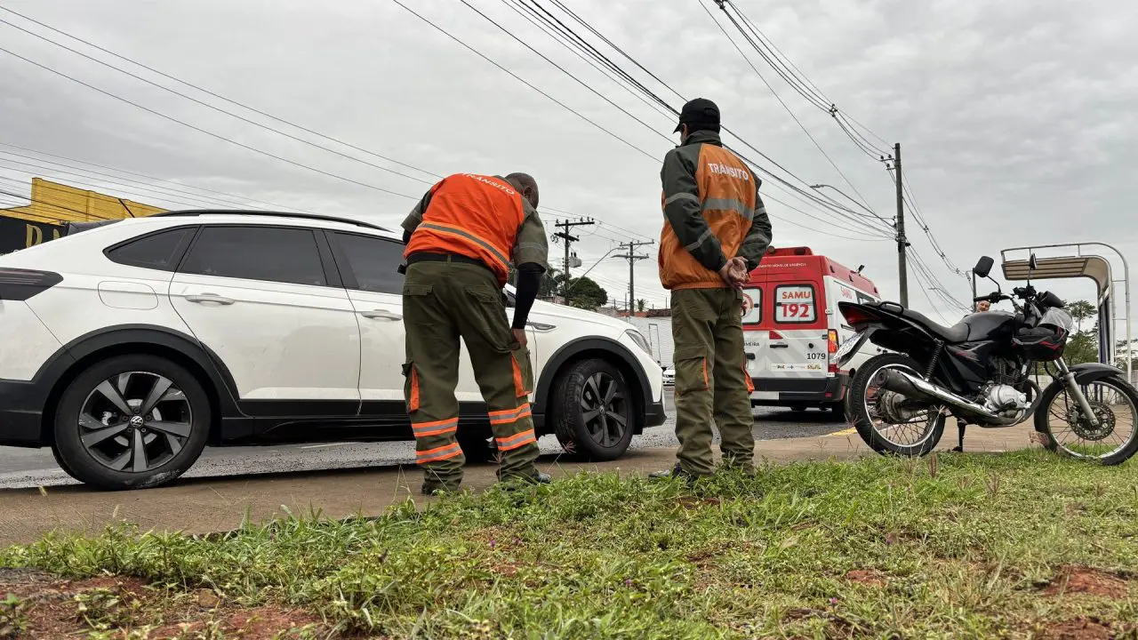 Motociclista fica ferido após colisão com carro na Via Antônio Cruãnes Filho, em Limeira