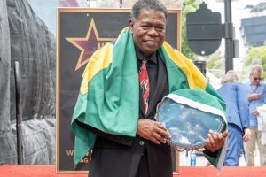 O percussionista Paulinho da Costa recebeu nesta quarta-feira (13) uma estrela na famosa Hollywood Walk of Fame, em Los Angeles