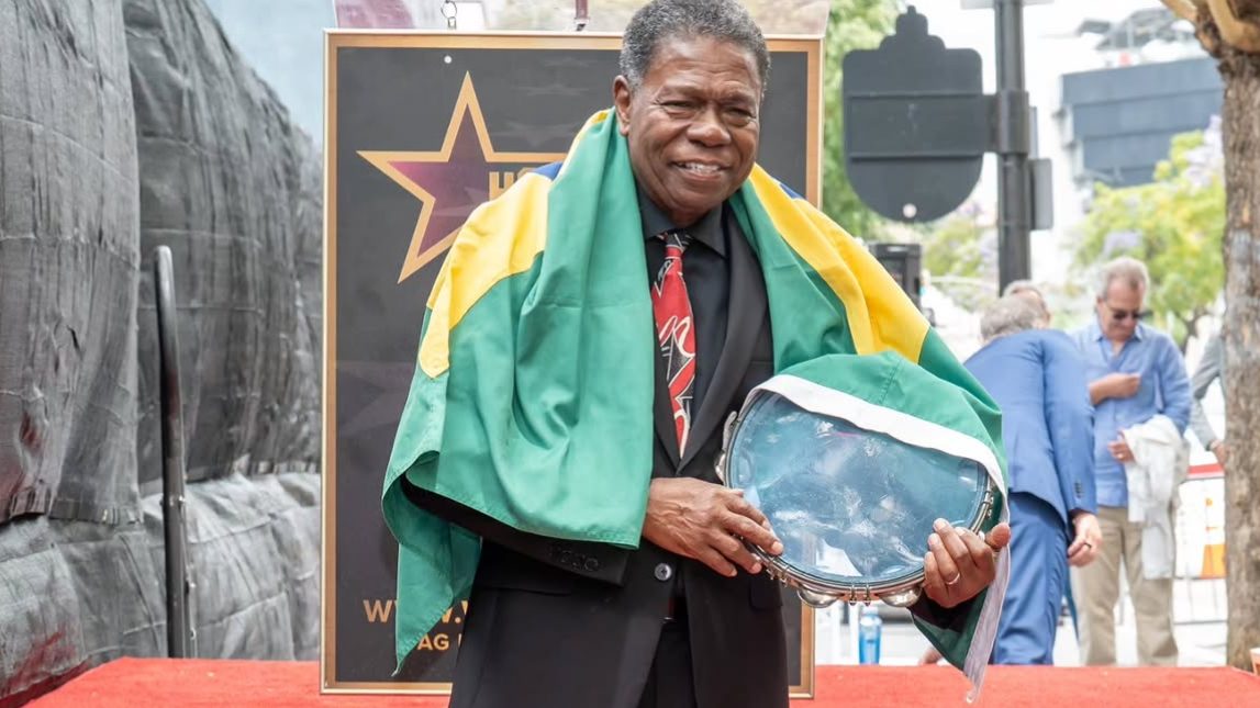 O percussionista Paulinho da Costa recebeu nesta quarta-feira (13) uma estrela na famosa Hollywood Walk of Fame, em Los Angeles