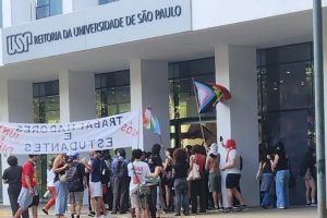 PM retira estudantes de ocupação na reitoria da USP