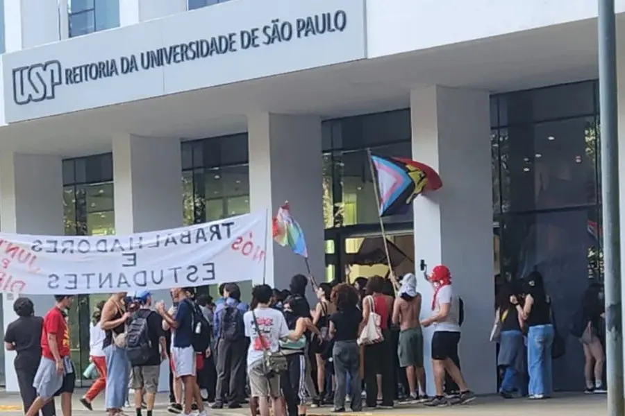 PM retira estudantes de ocupação na reitoria da USP