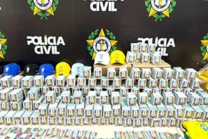 Polícia apreende mais de 200 mil figurinhas falsificadas da Copa