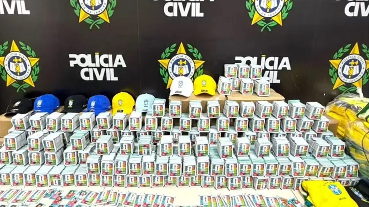 Polícia apreende mais de 200 mil figurinhas falsificadas da Copa