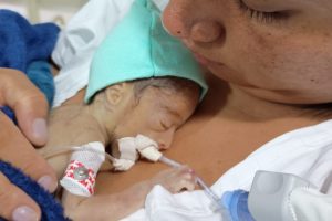 Recém-nascido morre após ser derrubado