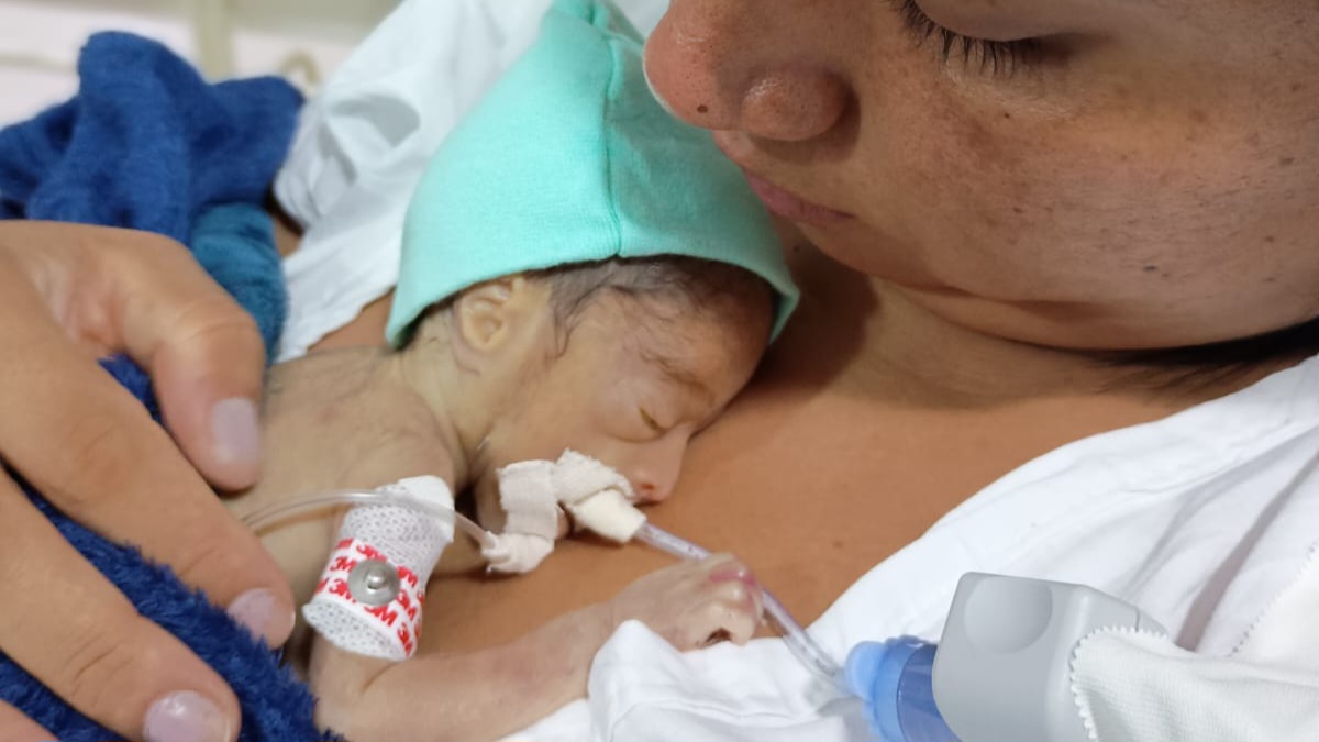 Recém-nascido morre após ser derrubado
