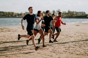 Só ir à academia não basta entenda por que o exercício diário não elimina risco de sedentarismo