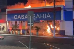 Um incêndio de grandes proporções atingiu uma unidade das Casas Bahia