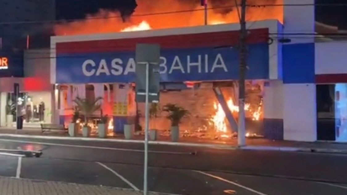 Um incêndio de grandes proporções atingiu uma unidade das Casas Bahia