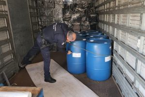 Vigilância Sanitária encontra produtos irregulares e caminhão com carga clandestina em Limeira