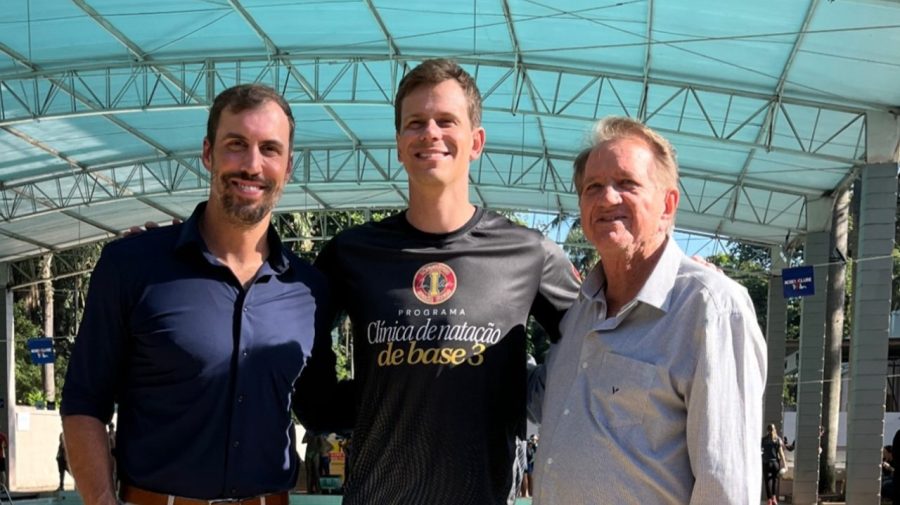 Campeão olímpico César Cielo ministra clínica de natação em Limeira