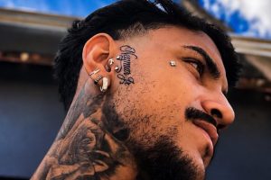 Ex-jogador tatua nome de Neymar no rosto após convocação