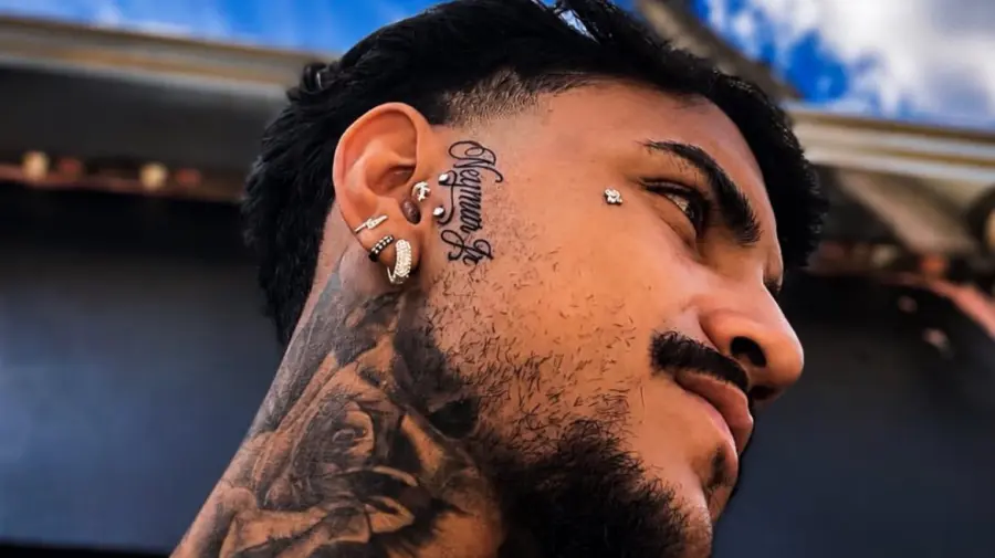 Ex-jogador tatua nome de Neymar no rosto após convocação