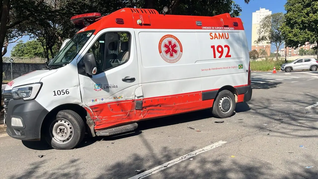 Ambulância do Samu se envolve em acidente durante atendimento em Limeira