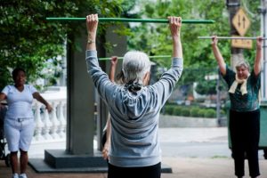 Atividade física ao longo da vida reduz risco de depressão na velhice, mostra estudo