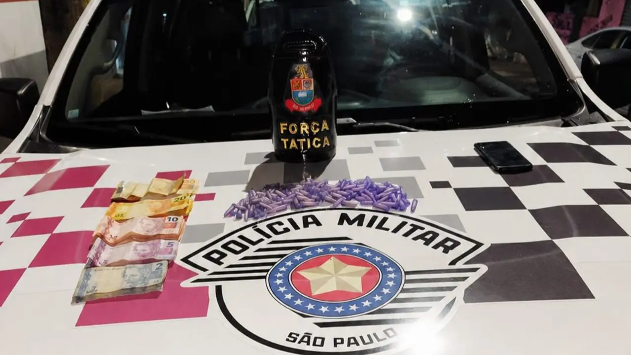 Dupla é presa com 132 pinos de cocaína no Ernesto Kuhl
