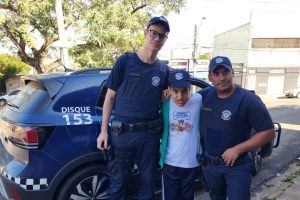 GCMs presenteiam jovem com TEA em reencontro após ocorrência em Limeira