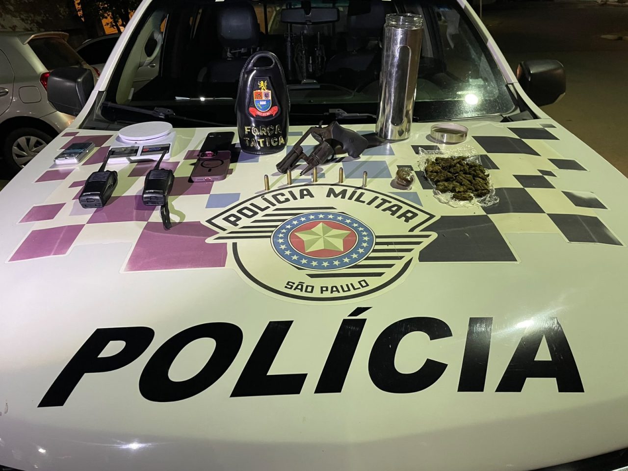 Homem é preso por tráfico de drogas e posse ilegal de arma