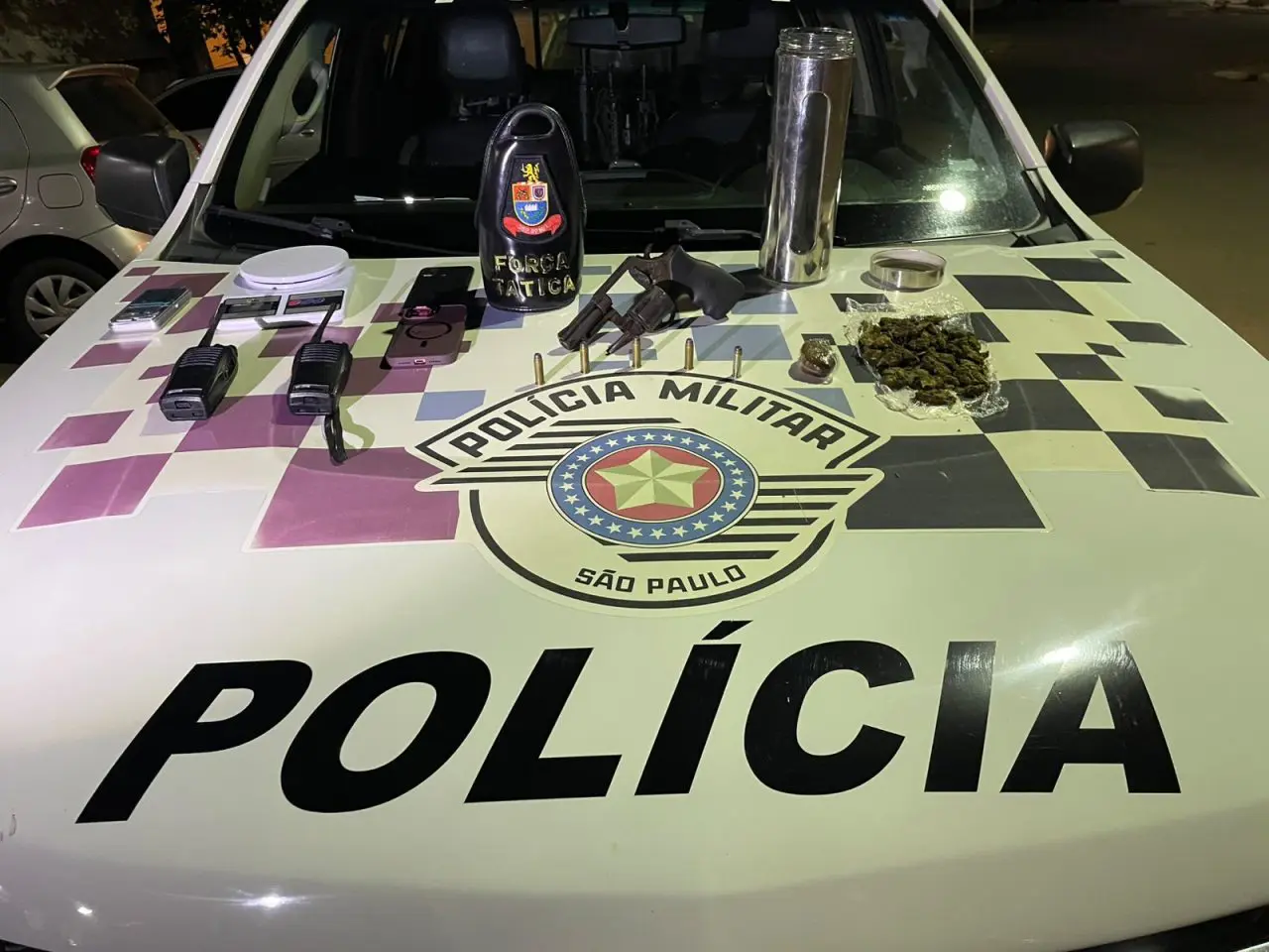 Homem é preso por tráfico de drogas e posse ilegal de arma