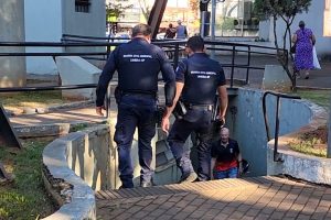 Homens são detidos fazendo sexo em banheiro da Praça Toledo Barros