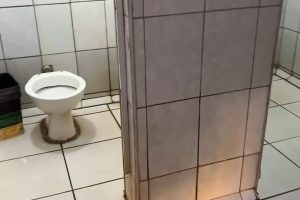 Homens são detidos fazendo sexo no banheiro da Praça Toledo Barros, em Limeira