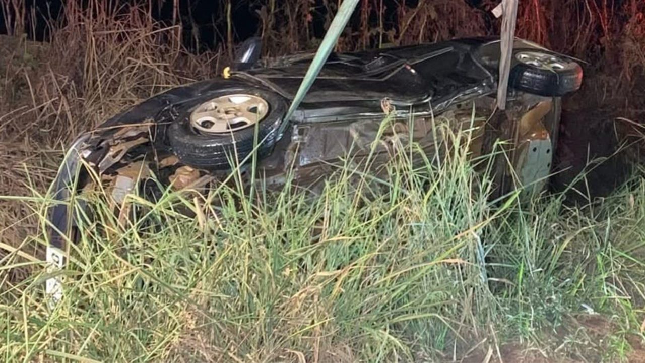 Jovem morre após carro capotar e cair em cacimba em estrada rural de Limeira