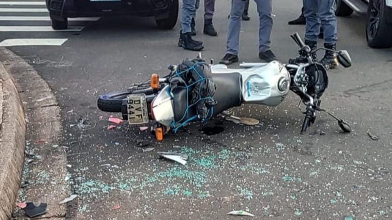 Jovem sem habilitação bate moto após fugir da PM em Limeira