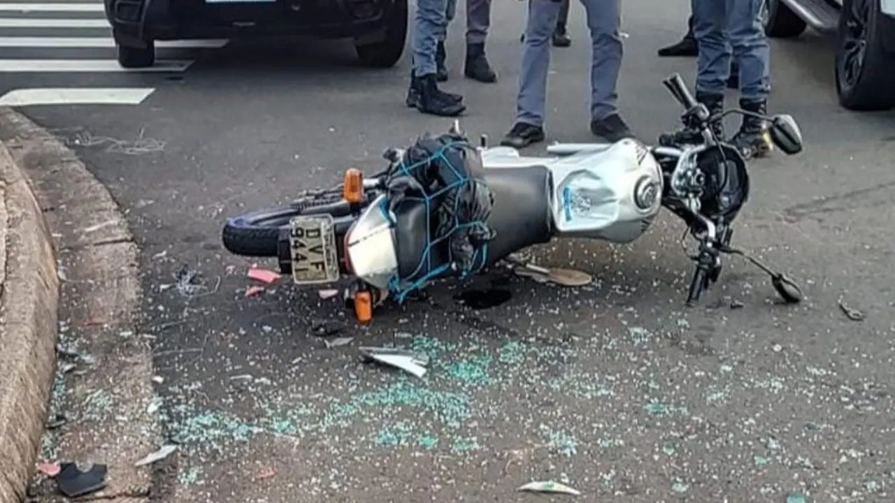 Jovem sem habilitação bate moto após fugir da PM em Limeira
