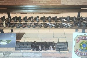 Mais de 30 armas são encontradas em fundo falso de carro em rodovia do interior de SP