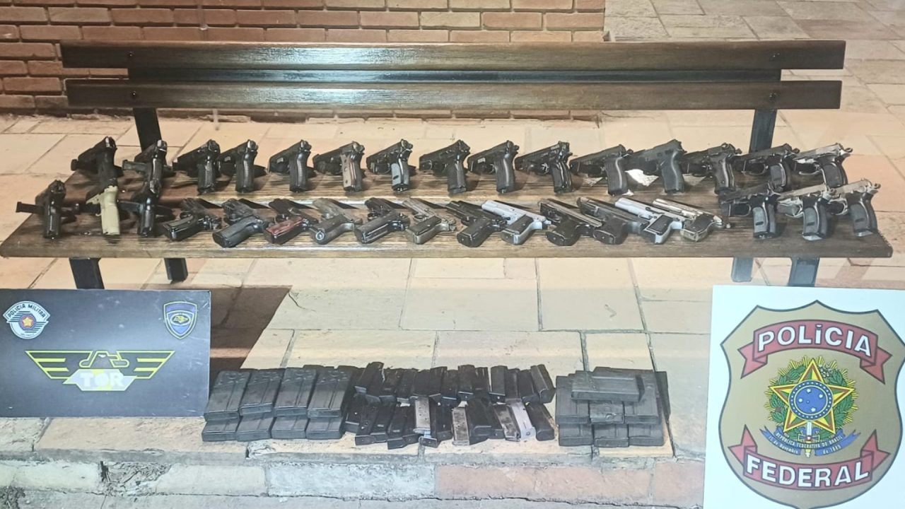 Mais de 30 armas são encontradas em fundo falso de carro em rodovia do interior de SP