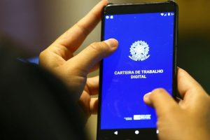 Mercado de trabalho formal cresce 2,6%; serviço público puxa alta